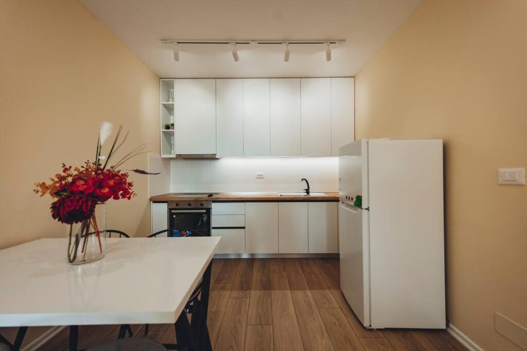 Luxury Apartment At Myslym Shyri Tirana Buitenkant foto