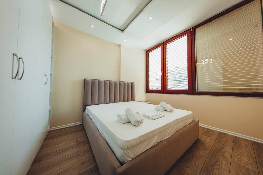 Luxury Apartment At Myslym Shyri Tirana Buitenkant foto